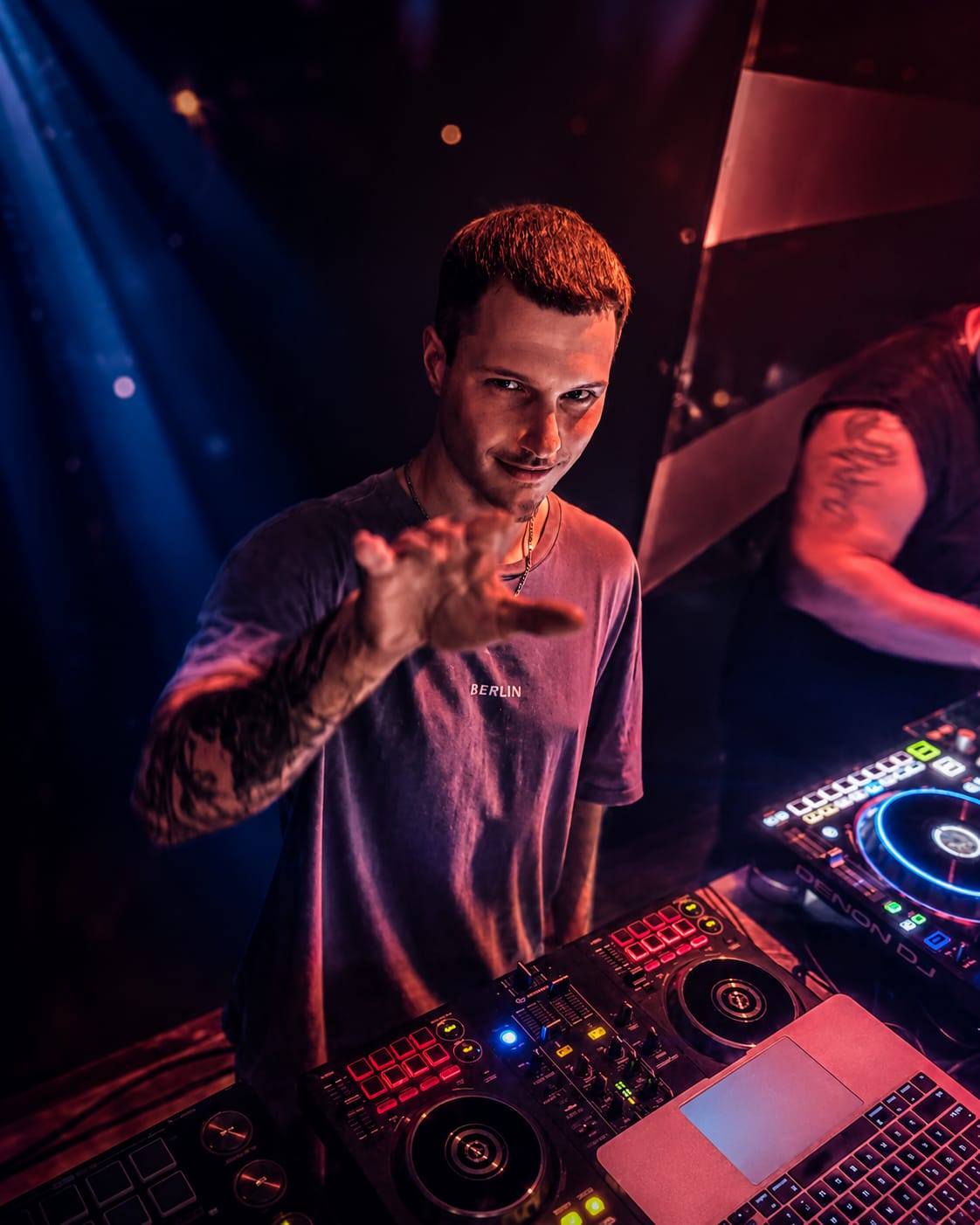 Mario Vinci live am DJ-Equipment