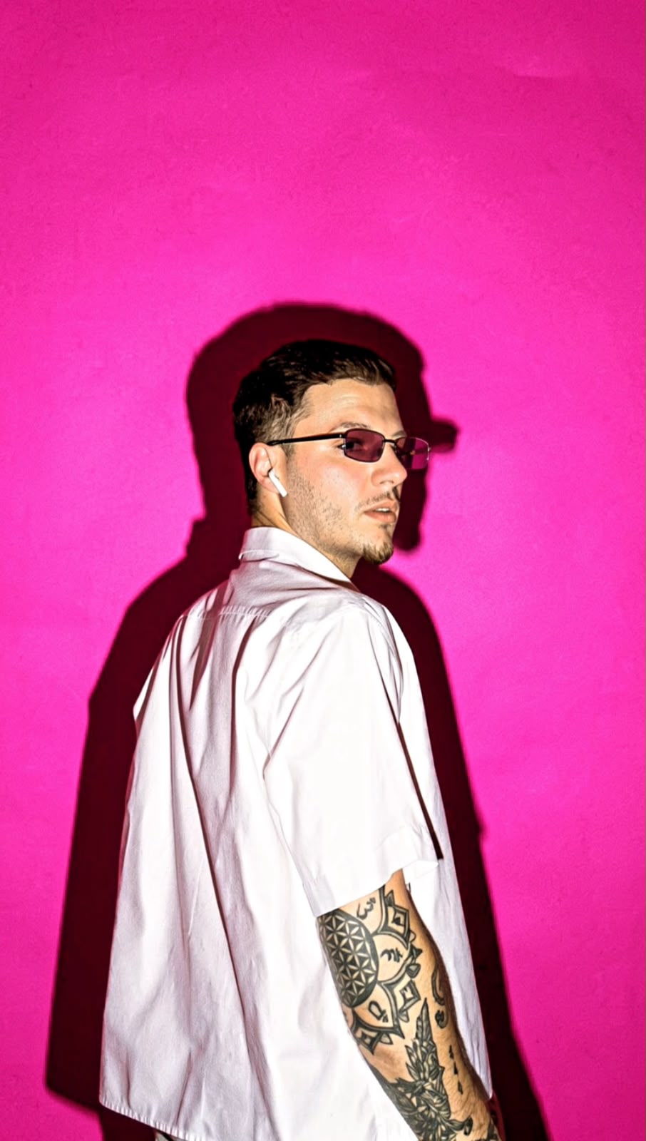 Mario Vinci – Portrait vor pinker Wand